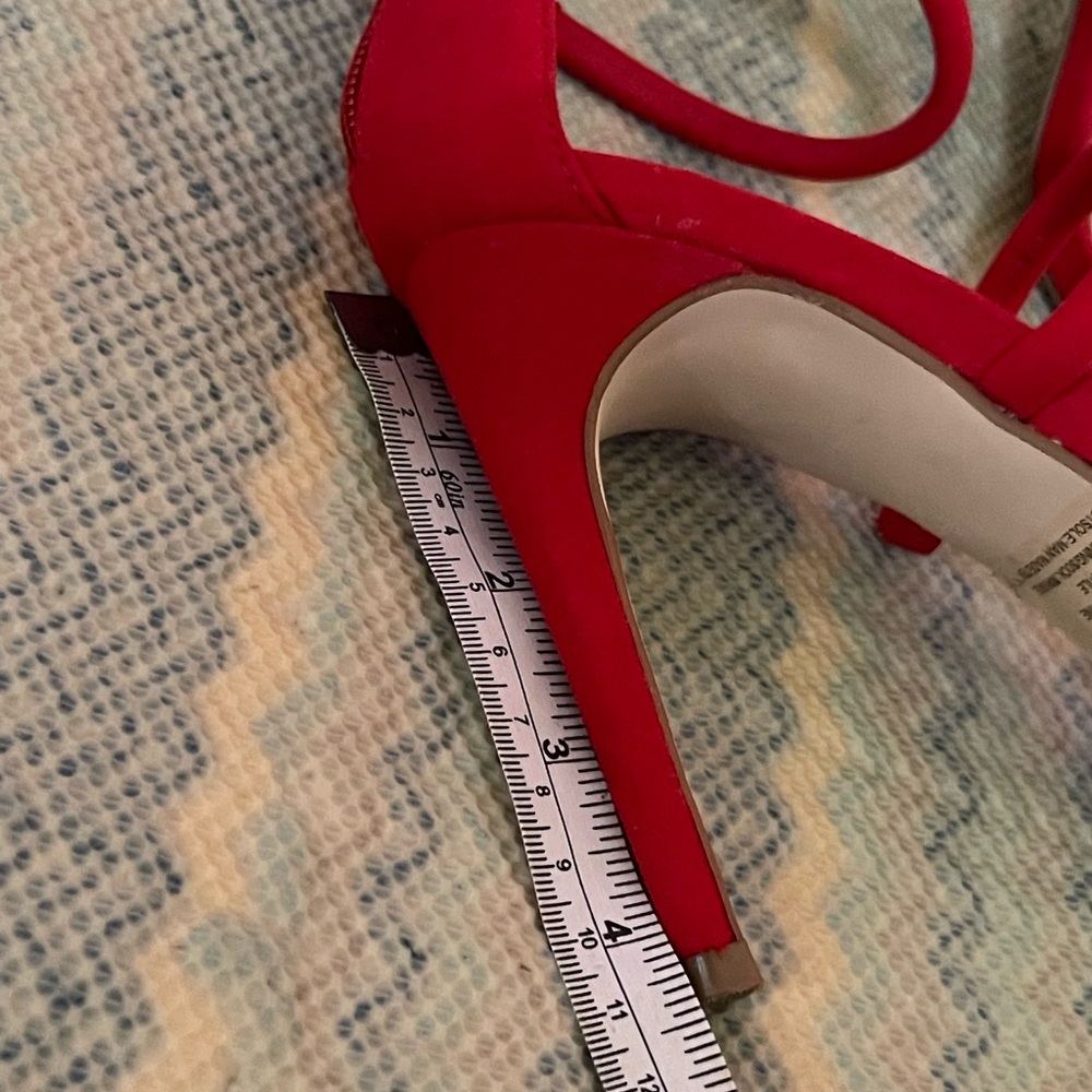 High Heel - Picture 3 of 12